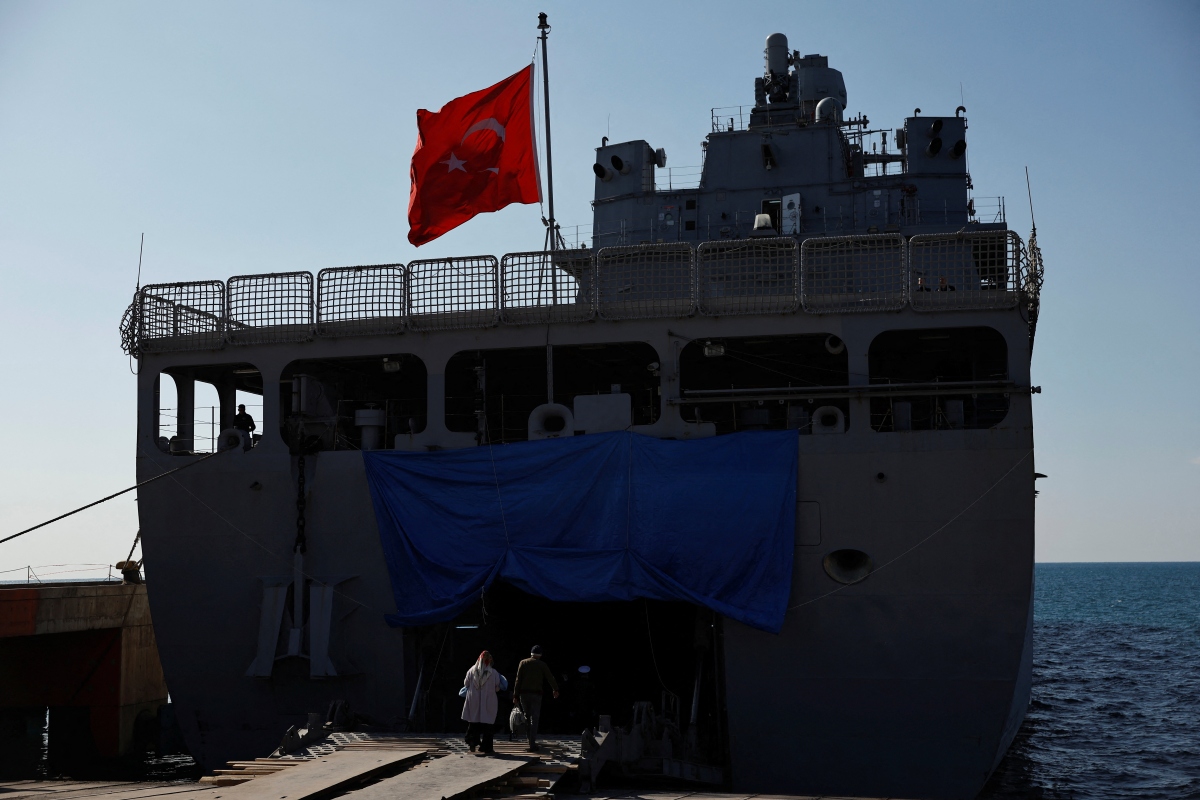 Thổ Nhĩ Kỳ biến tàu quân sự thành bệnh viện dã chiến điều trị nạn nhân động đất